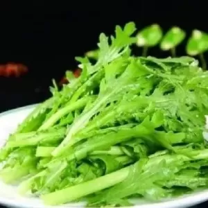 据说这道菜不仅能清肝排毒，还能助眠安神，特别适合秋季食用。
